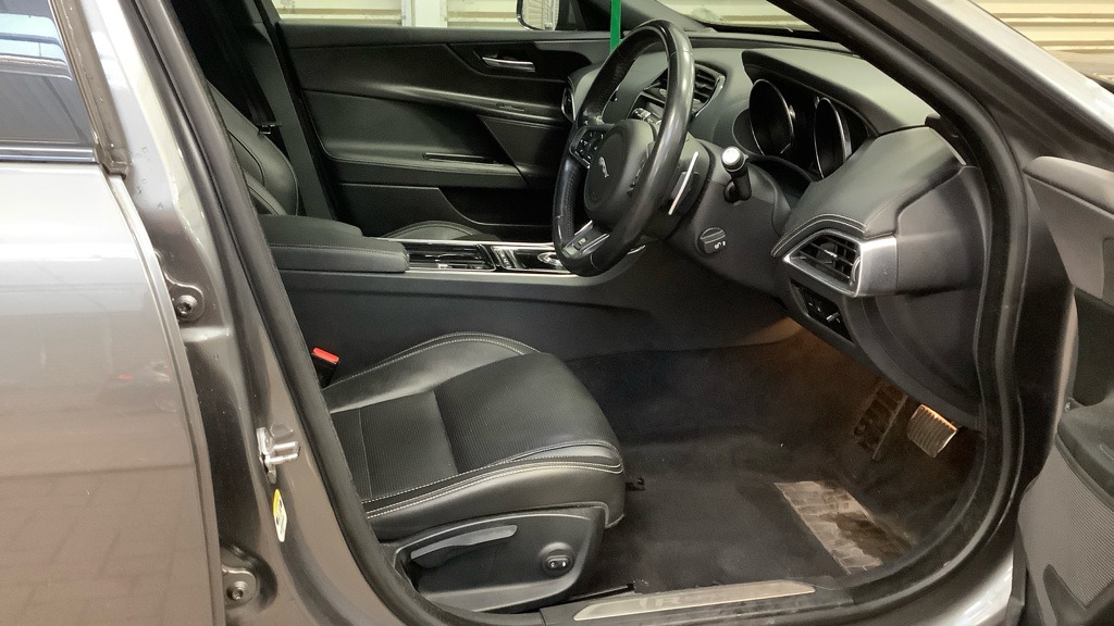 Used Jaguar XE 2019 for sale - 77676865: Photo 8