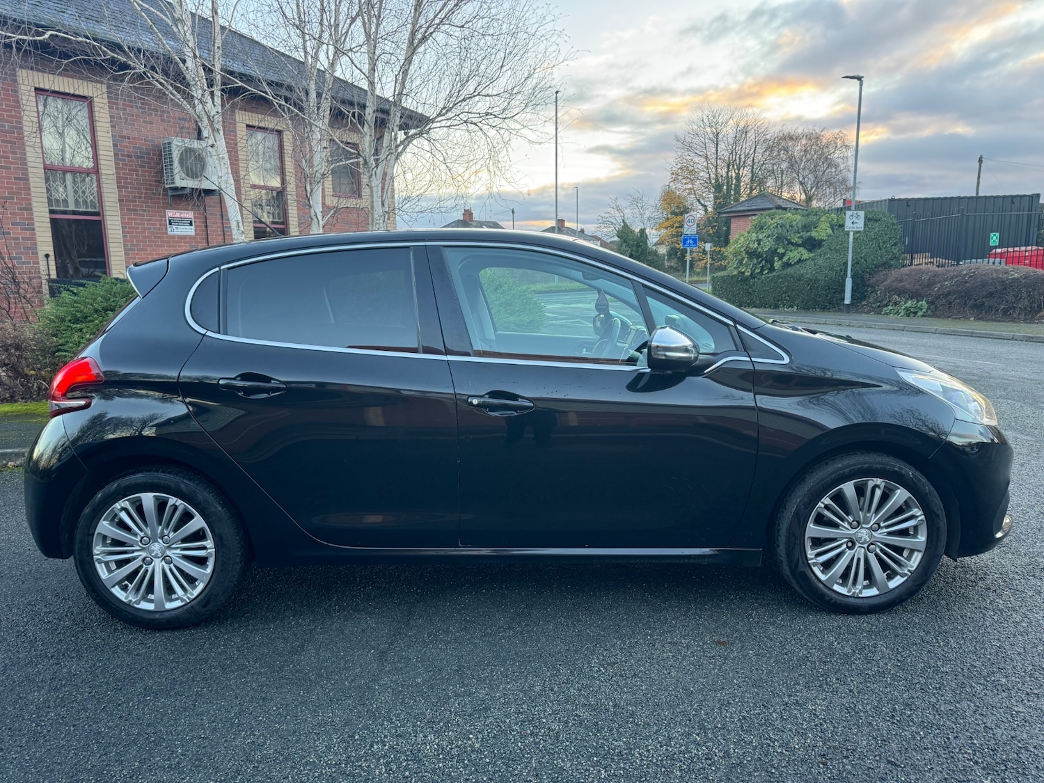Used Peugeot 208 2015 for sale - 76796177: Photo 2