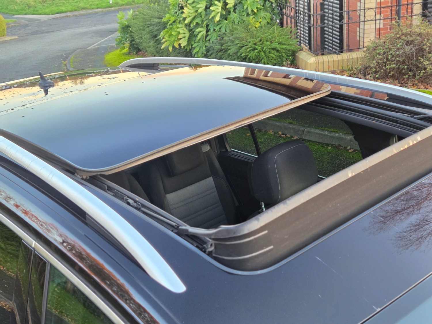 Used Volkswagen Touran 2017 for sale - 76570813: Photo 2