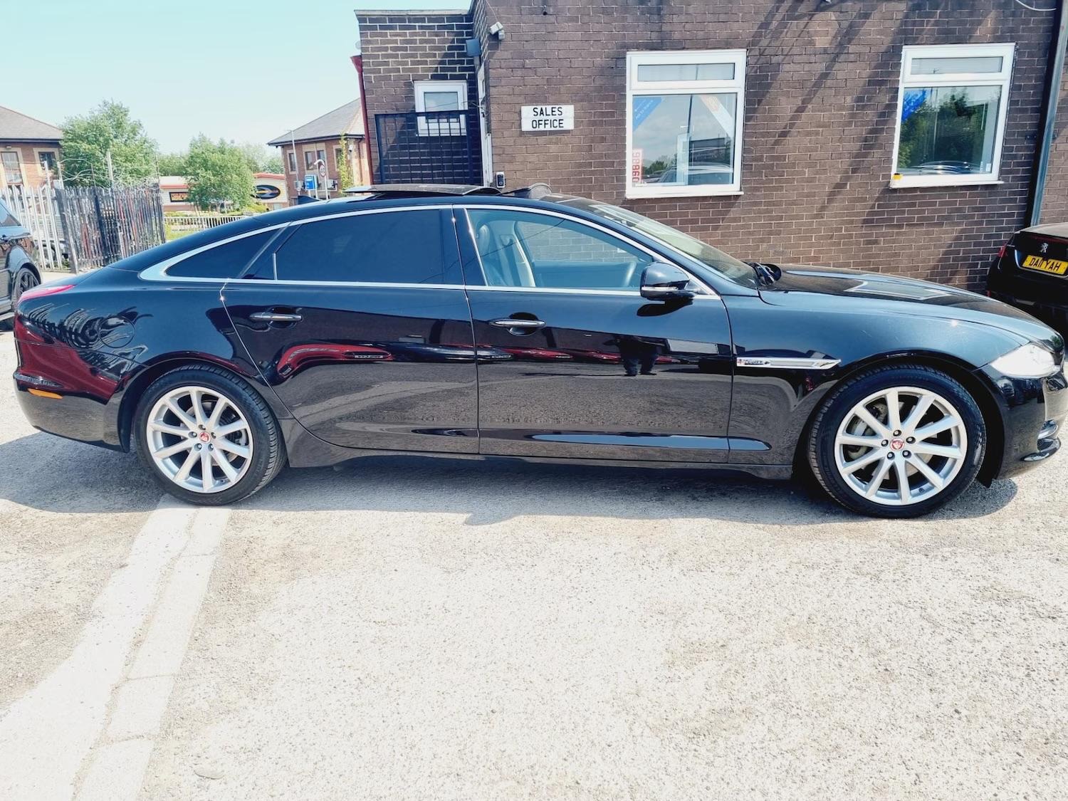 Used Jaguar XJ 2015 for sale - 77170750: Photo 2
