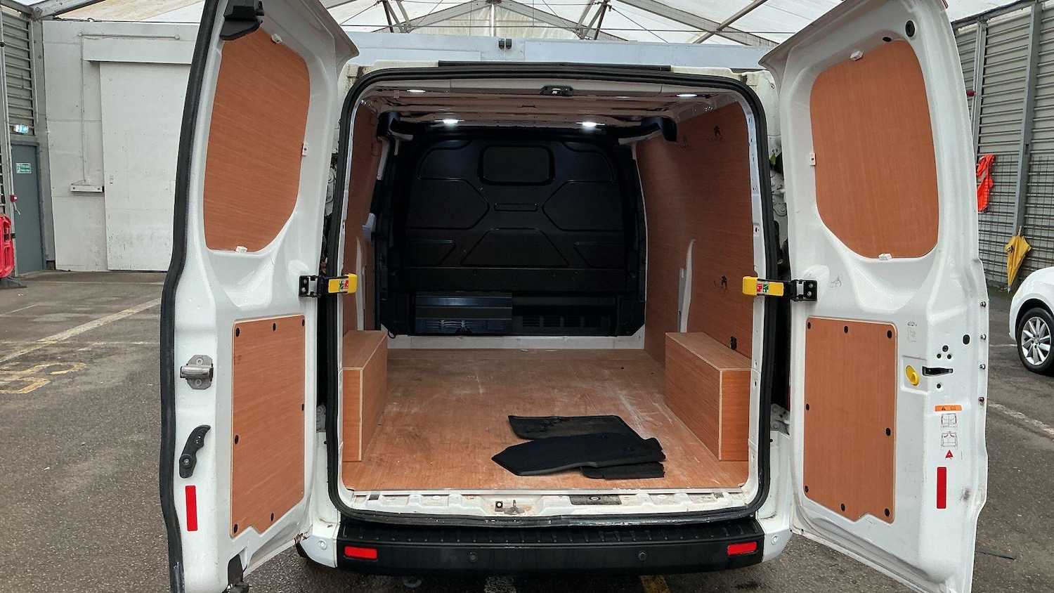 Used Ford Transit Custom for sale - 77754084: Photo 2