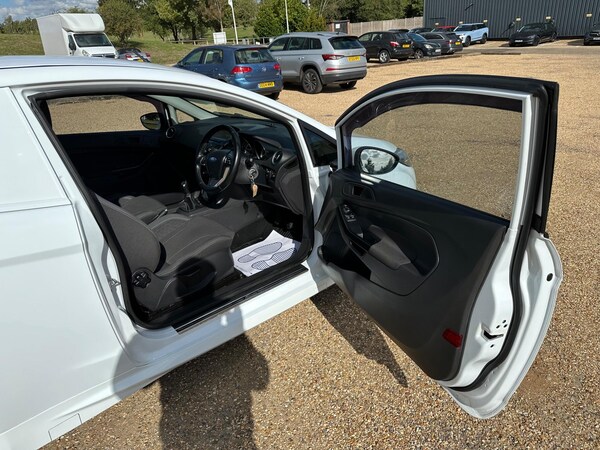 Used Ford Fiesta Van 2016 for sale - 76060836: Photo 15