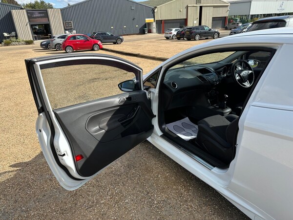 Used Ford Fiesta Van 2016 for sale - 76060836: Photo 17