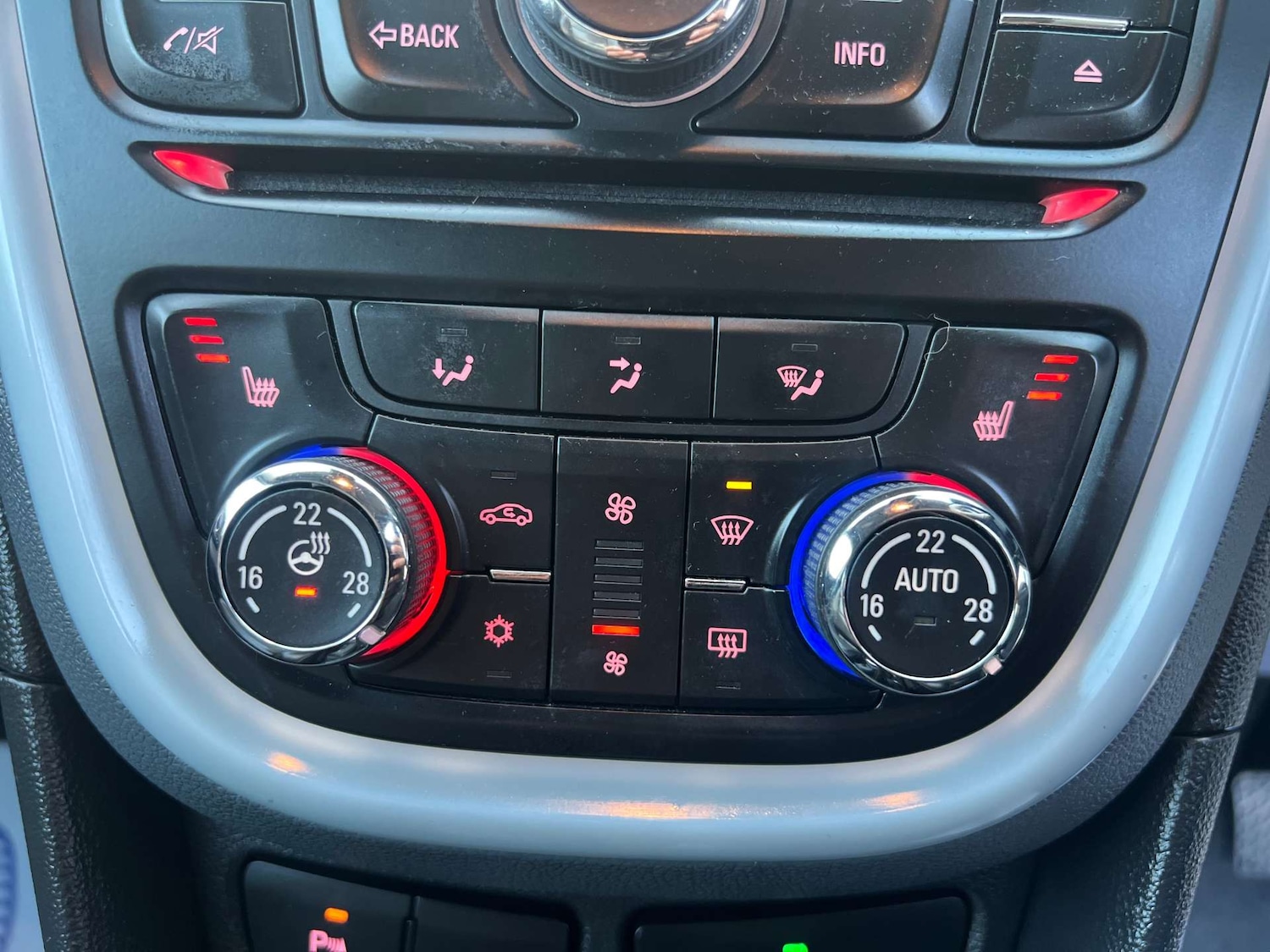 Used Vauxhall Mokka 2014 for sale - 76896342: Photo 32