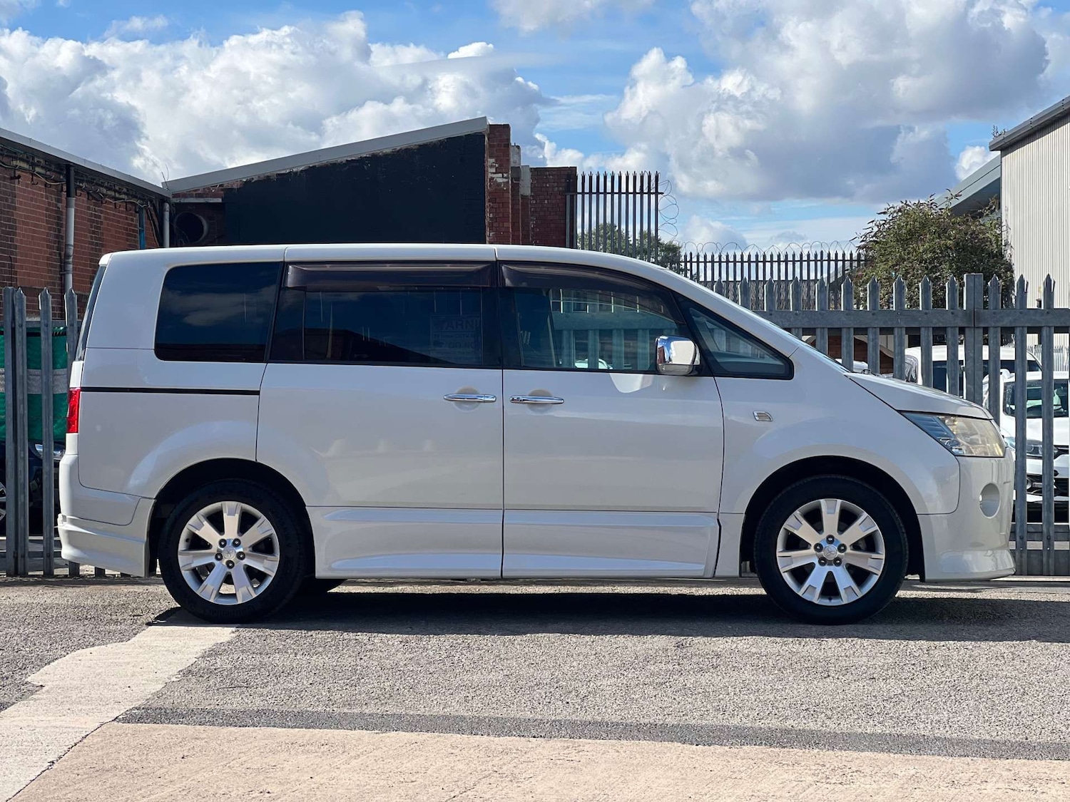 Used Mitsubishi Delica 2010 for sale - 76278101: Photo 12