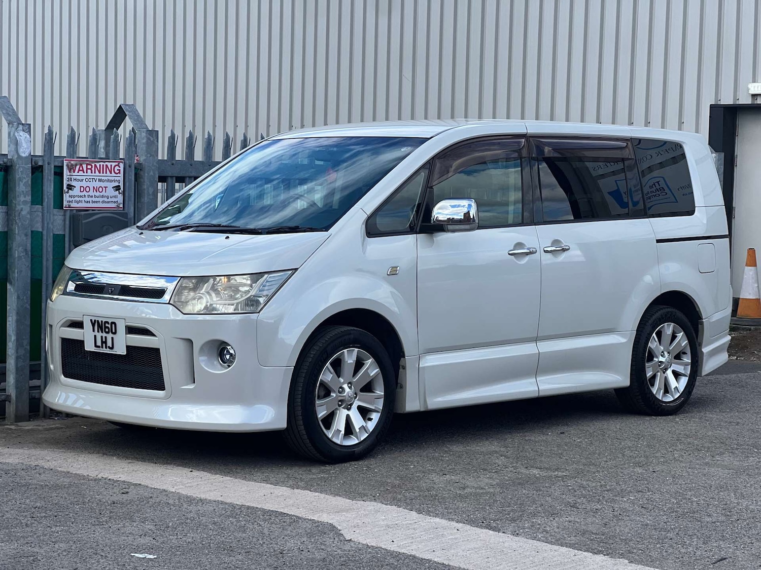 Used Mitsubishi Delica 2010 for sale - 76278101: Photo 18