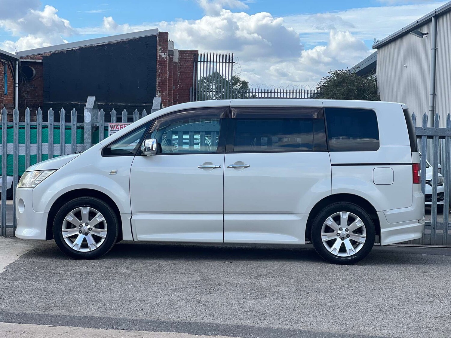 Used Mitsubishi Delica 2010 for sale - 76278101: Photo 24