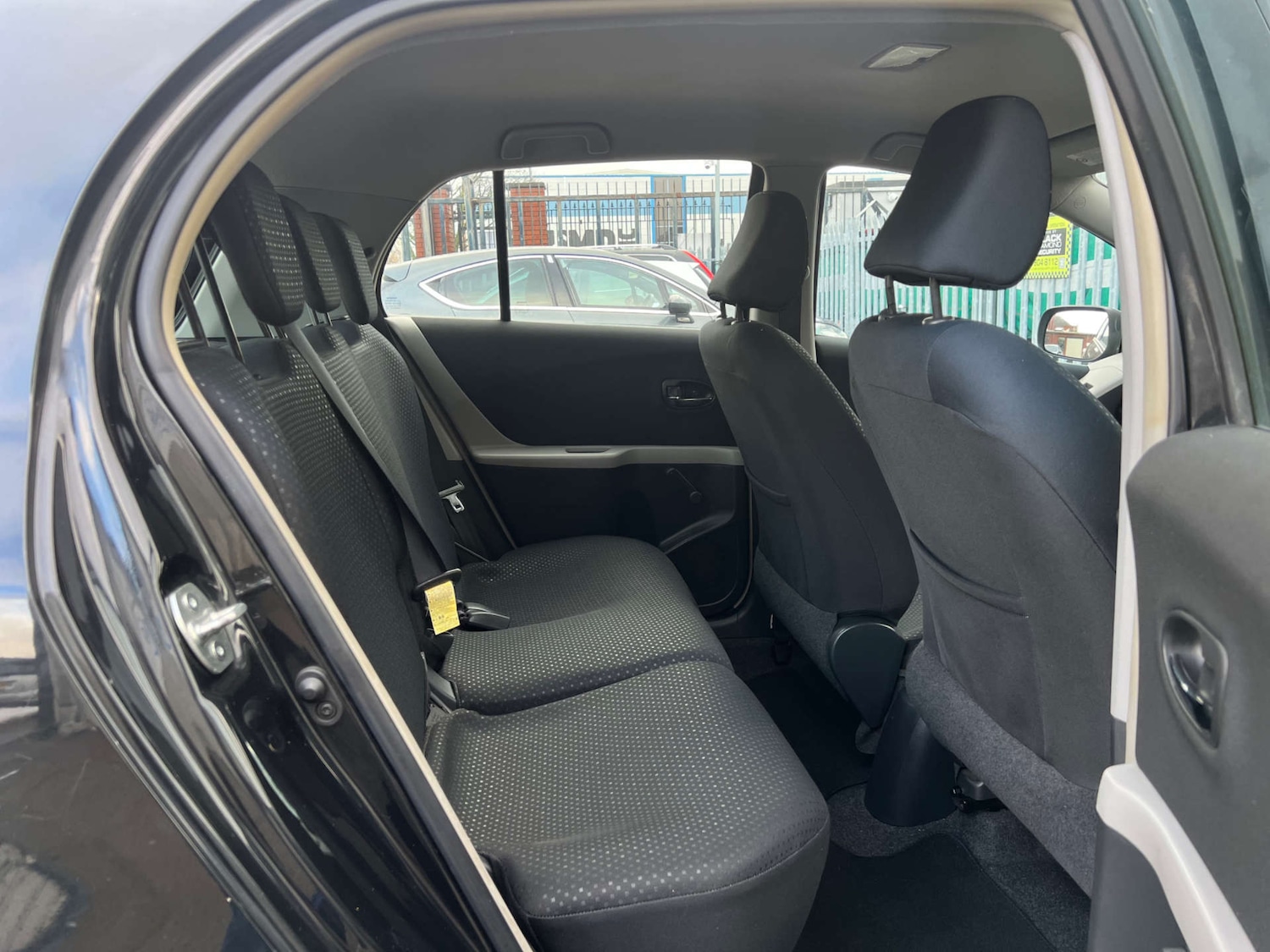 Used Toyota Yaris 2010 for sale - 77139225: Photo 22