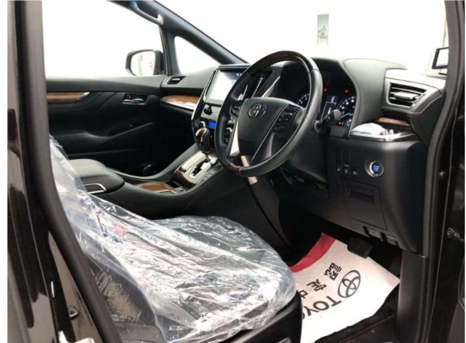 Used Toyota Vellfire 2015 for sale - 76451740: Photo 2