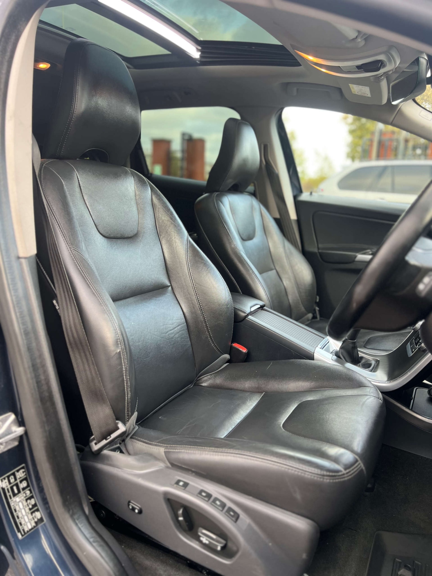 Used Volvo XC60 2015 for sale - 76767905: Photo 2