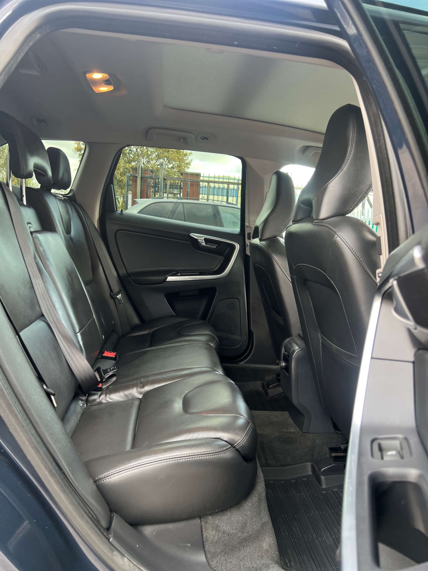 Used Volvo XC60 2015 for sale - 76767905: Photo 25