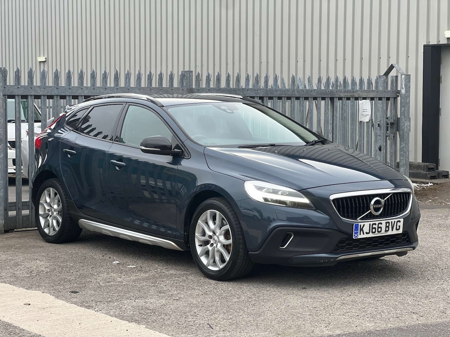 Used Volvo V40 2017 for sale - 76278139: Photo 1