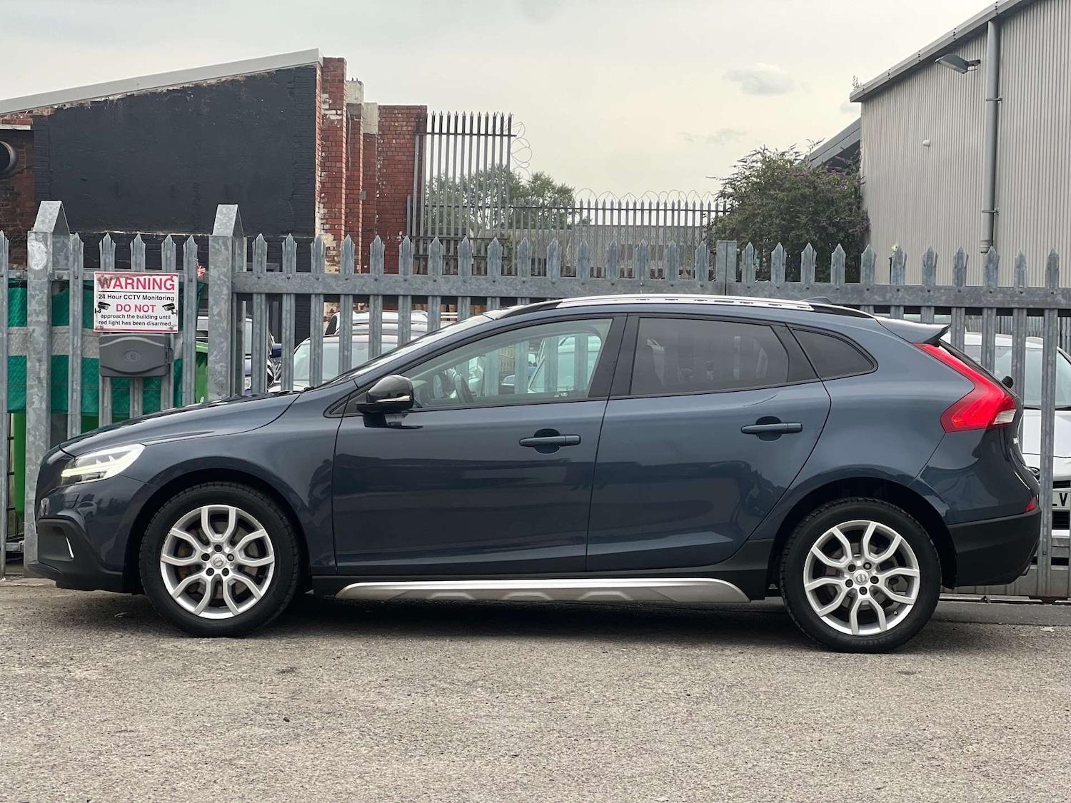 Used Volvo V40 2017 for sale - 76278139: Photo 10