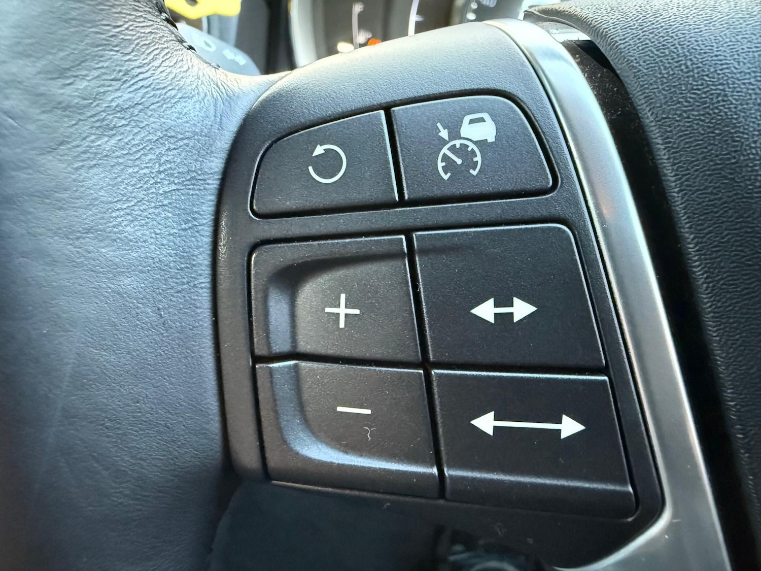 Used Volvo XC70 2015 for sale - 76705652: Photo 36