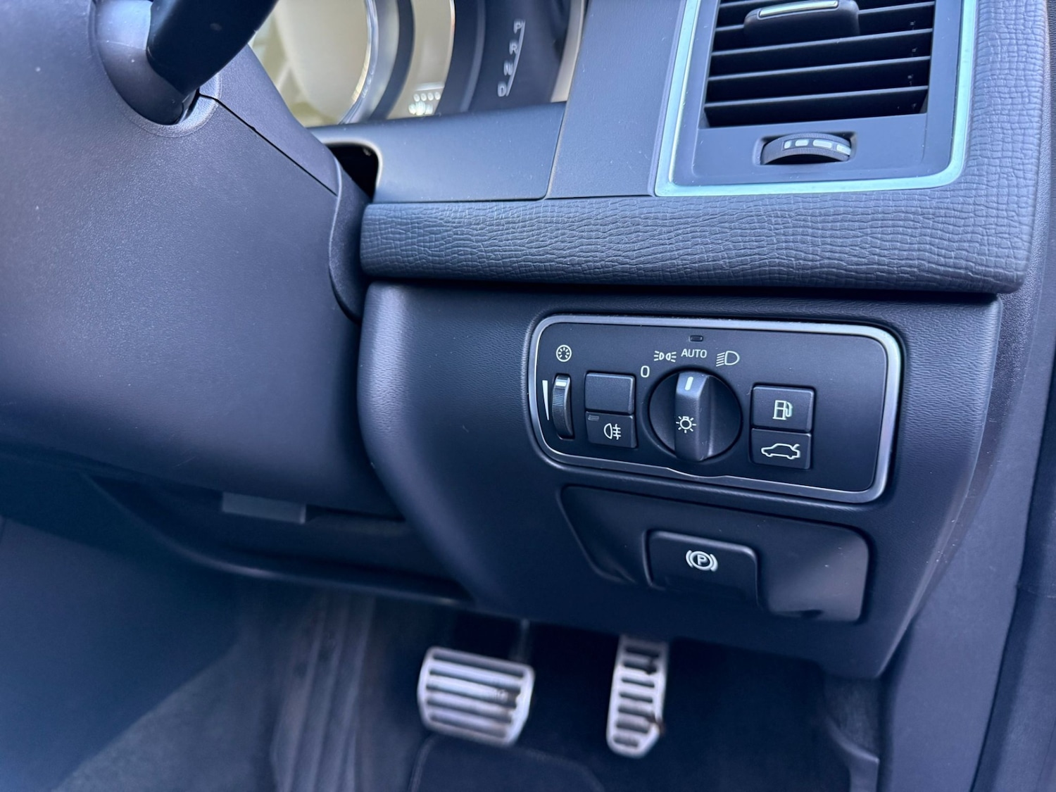 Used Volvo XC60 2015 for sale - 76568418: Photo 42