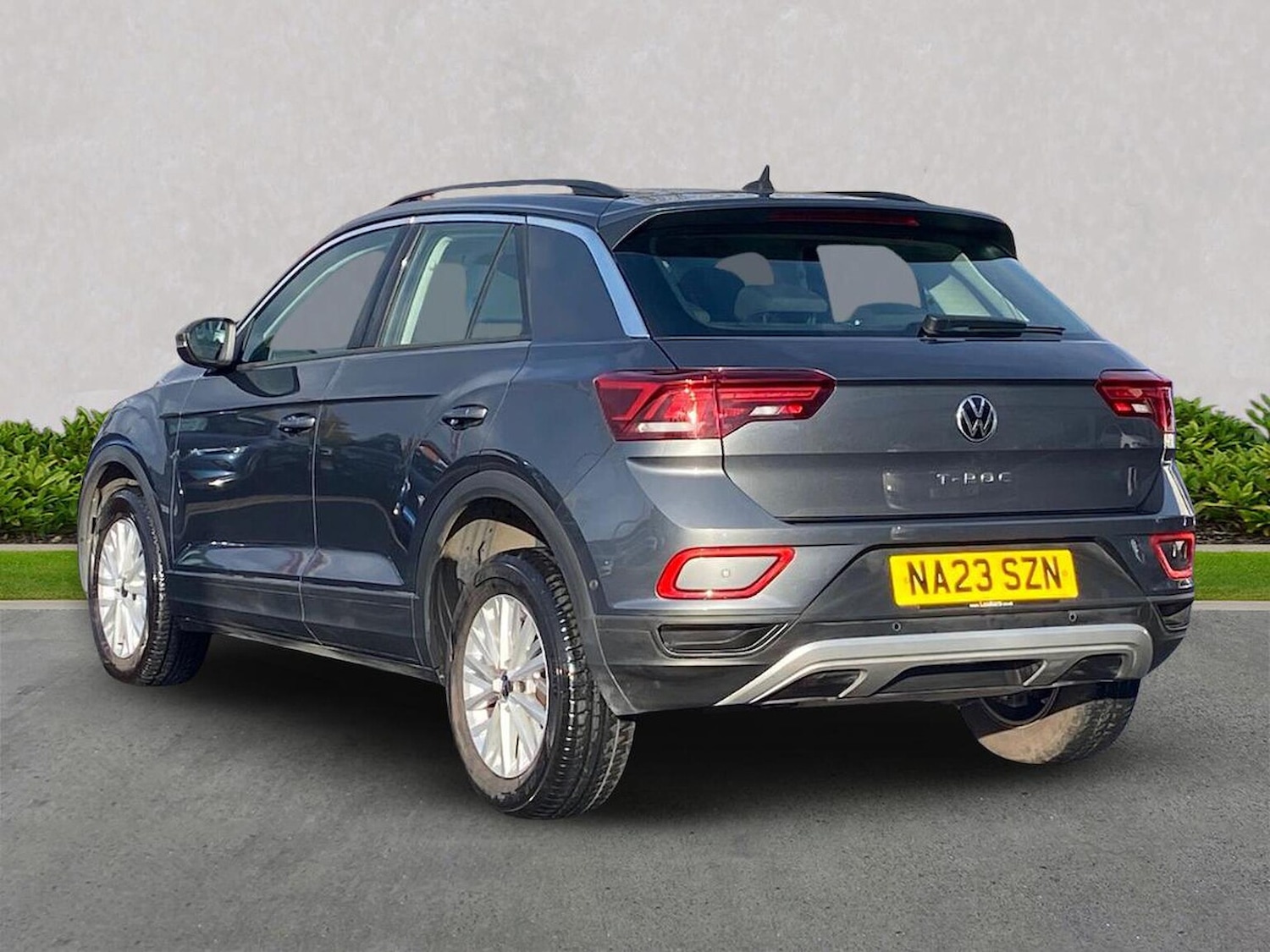 Used Volkswagen T-Roc 2023 for sale - 76681776: Photo 2