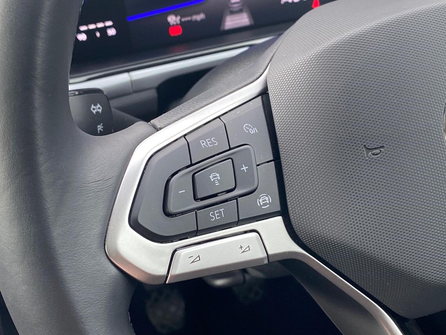 Used Volkswagen T-Roc 2024 for sale - 76471041: Photo 25