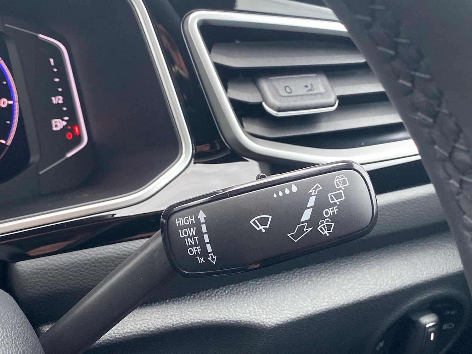 Used Volkswagen T-Roc 2025 for sale - 76492369: Photo 27