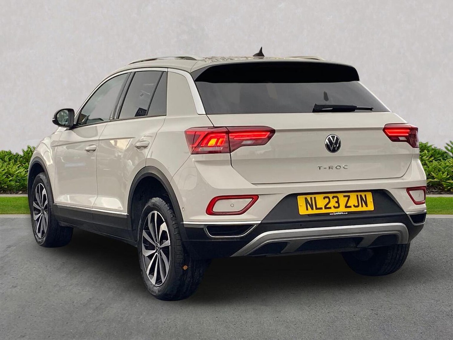 Used Volkswagen T-Roc 2023 for sale - 76536630: Photo 2