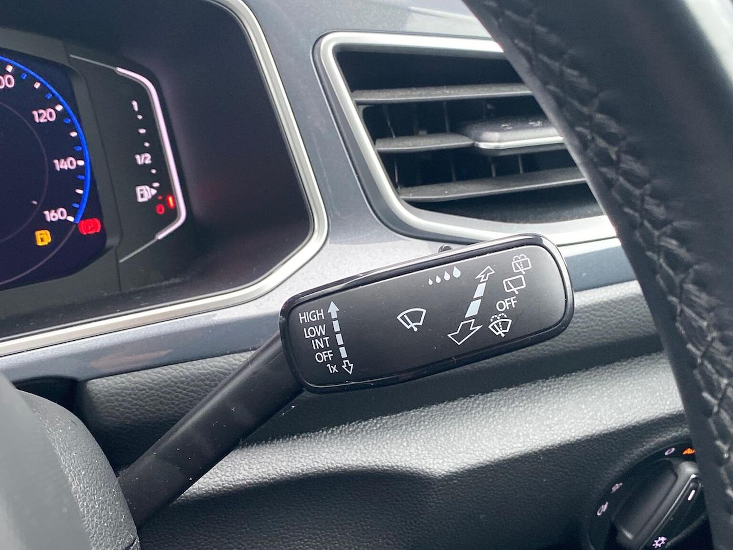 Used Volkswagen T-Roc 2023 for sale - 76536630: Photo 27