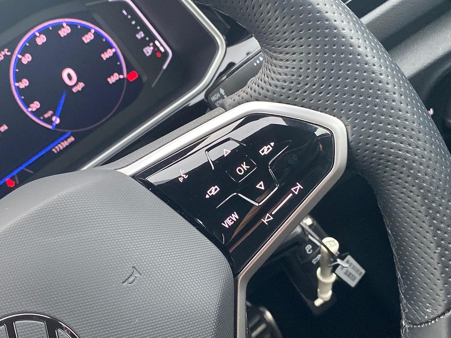 Used Volkswagen T-Roc 2023 for sale - 76455325: Photo 25