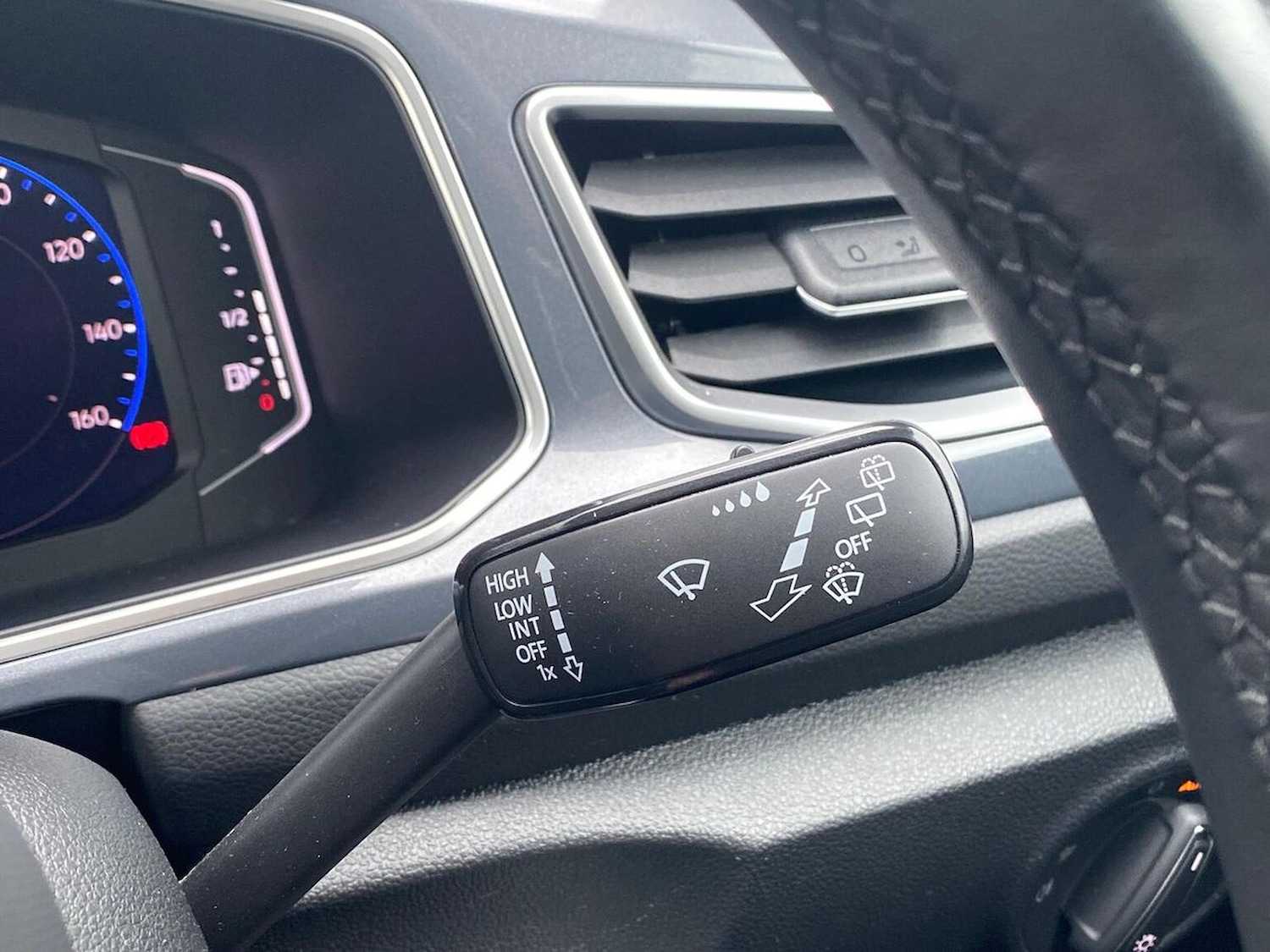 Used Volkswagen T-Roc 2023 for sale - 76437283: Photo 27