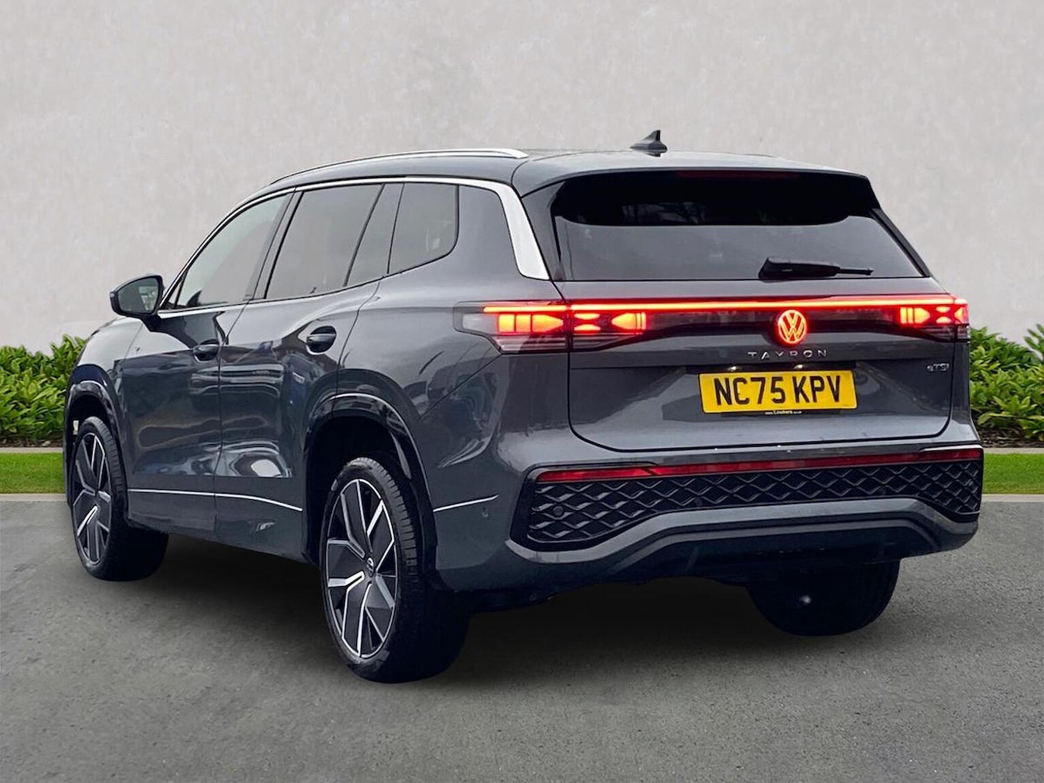 Used Volkswagen Touran 2026 for sale - 77896277: Photo 2