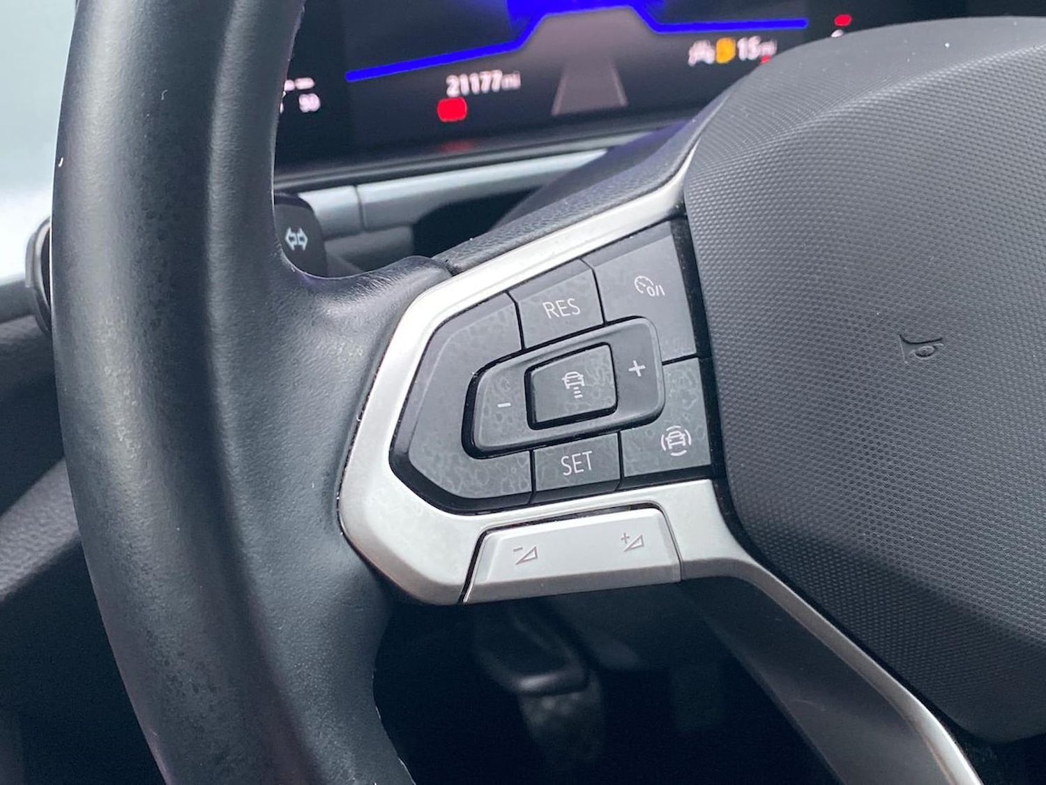 Used Volkswagen T-Roc 2023 for sale - 76492359: Photo 25