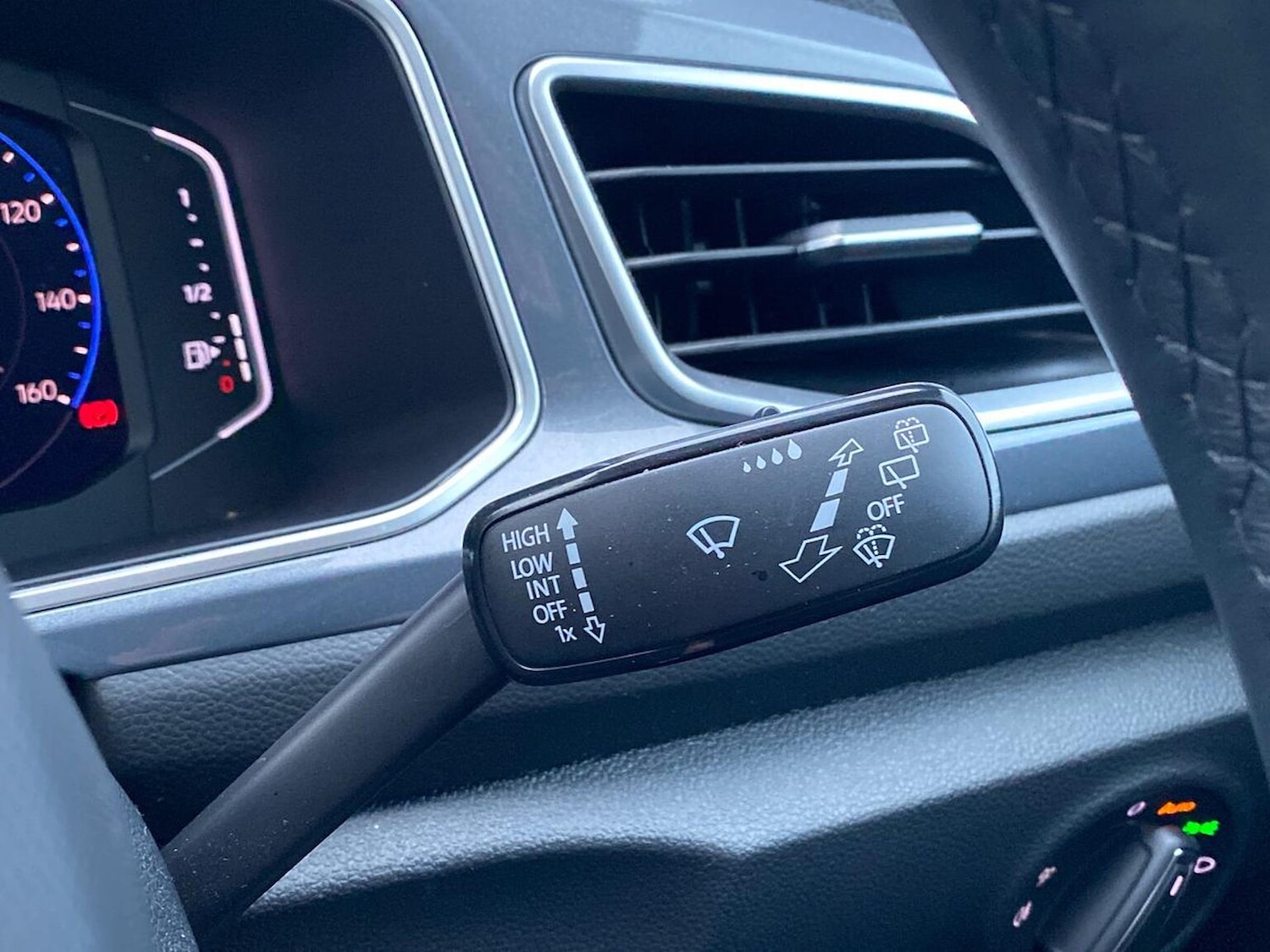 Used Volkswagen T-Roc 2023 for sale - 76821693: Photo 27