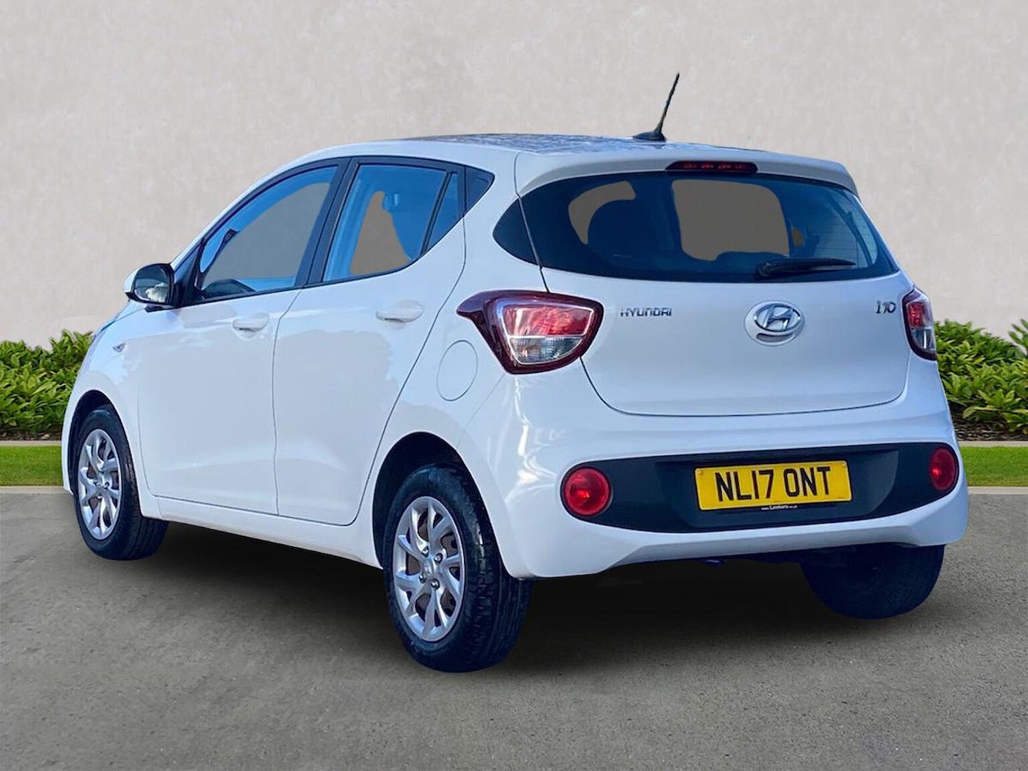 Used Hyundai i10 2017 for sale - 76357971: Photo 2
