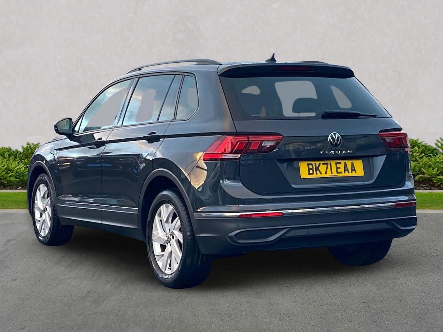 Used Volkswagen Tiguan 2021 for sale - 76986988: Photo 2