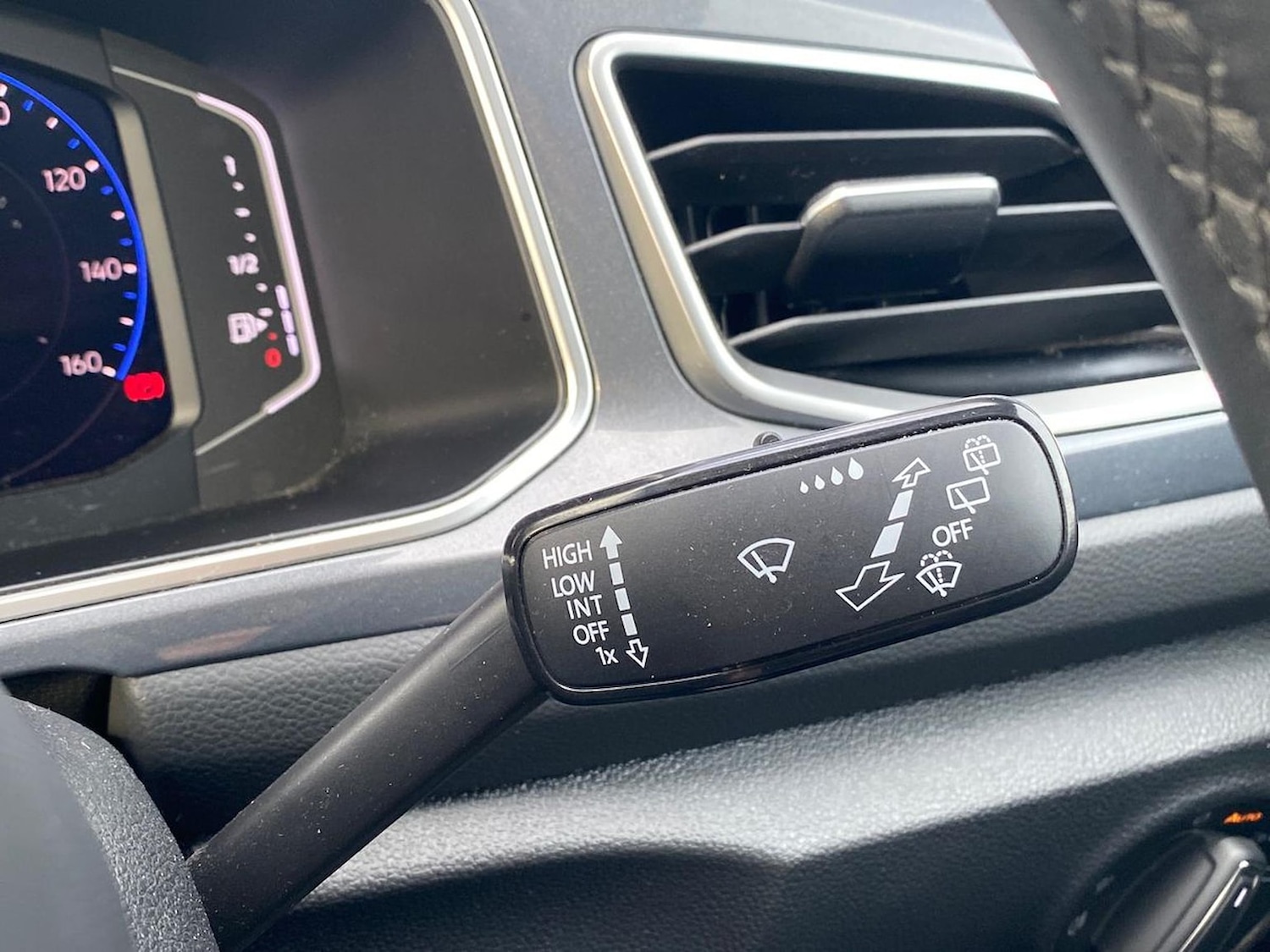 Used Volkswagen T-Roc 2023 for sale - 76492360: Photo 27