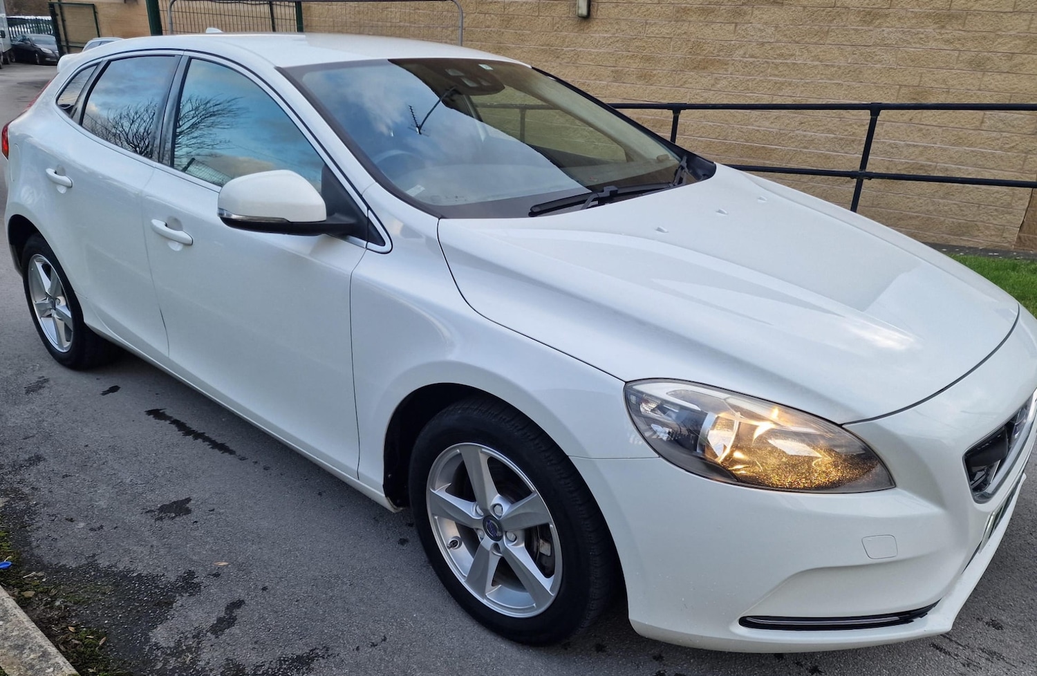 Used Volvo V40 2015 for sale - 77315512: Photo 8