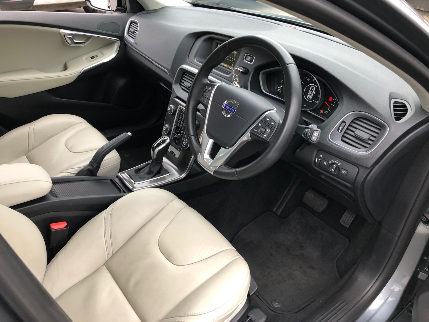 Used Volvo V40 2014 for sale - 76218932: Photo 12