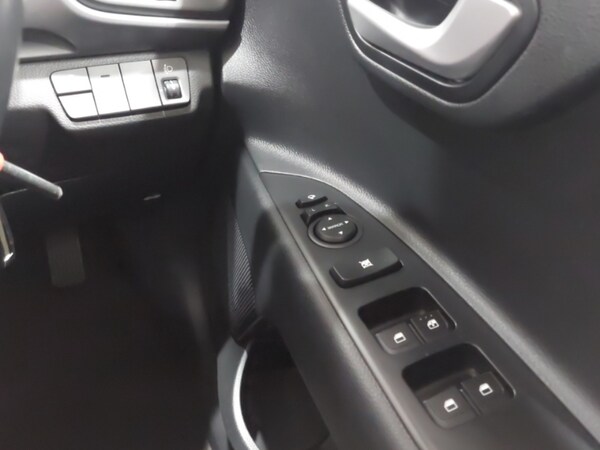 Used Kia Stonic 2023 for sale - 75326505: Photo 12