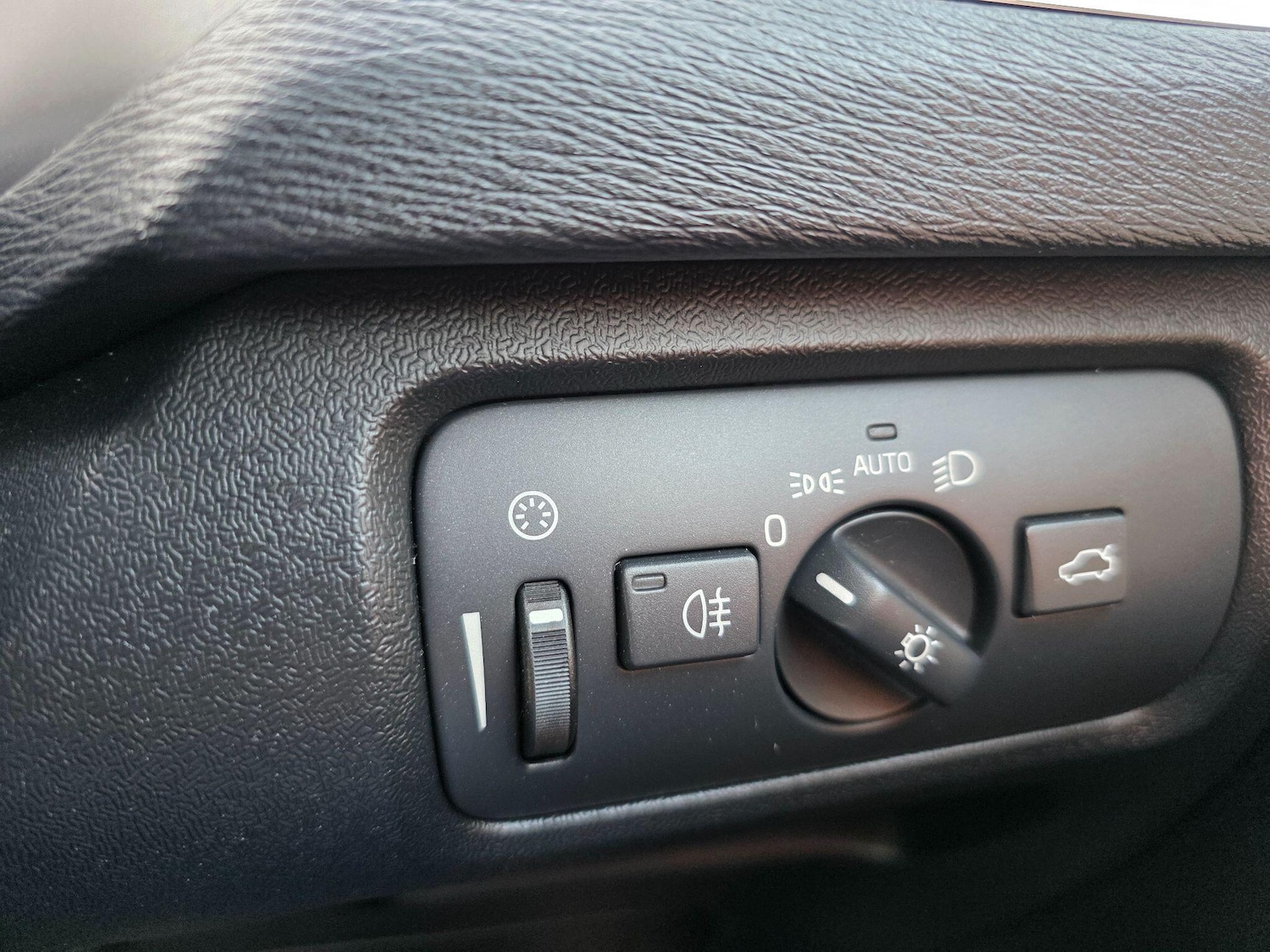 Used Volvo V40 2015 for sale - 77993110: Photo 28