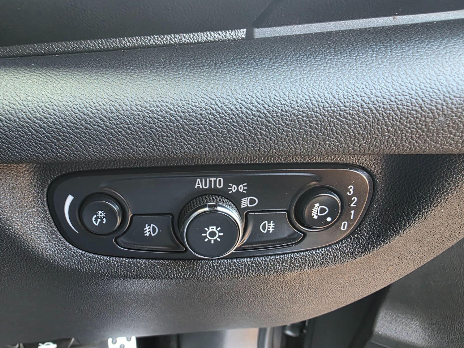 Used Vauxhall Insignia 2017 for sale - 77893014: Photo 28