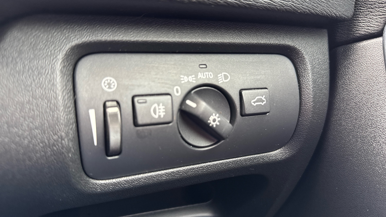 Used Volvo V40 2019 for sale - 76638538: Photo 32