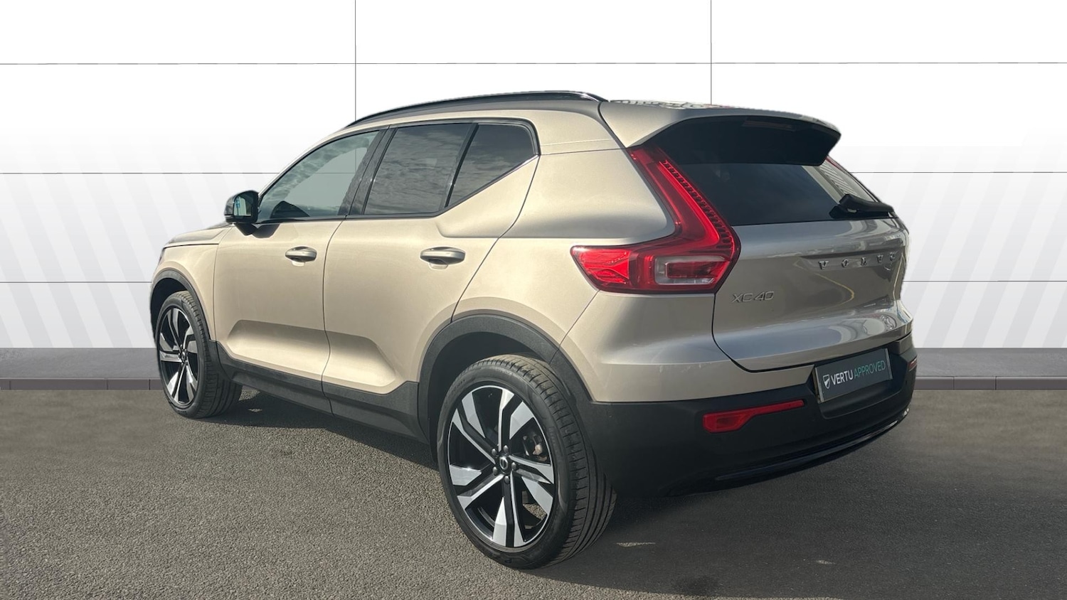 Used Volvo XC40 2023 for sale - 76181888: Photo 2