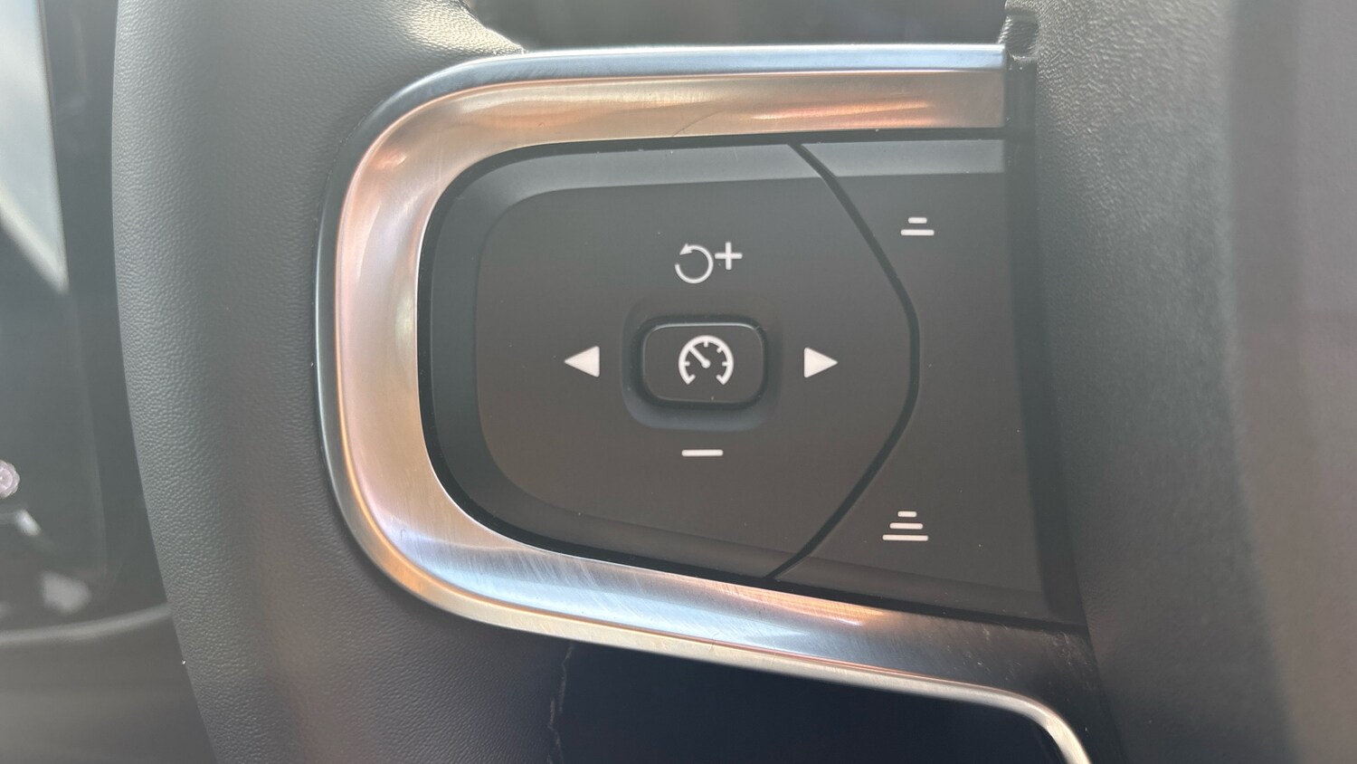 Used Volvo XC40 2023 for sale - 76181888: Photo 57