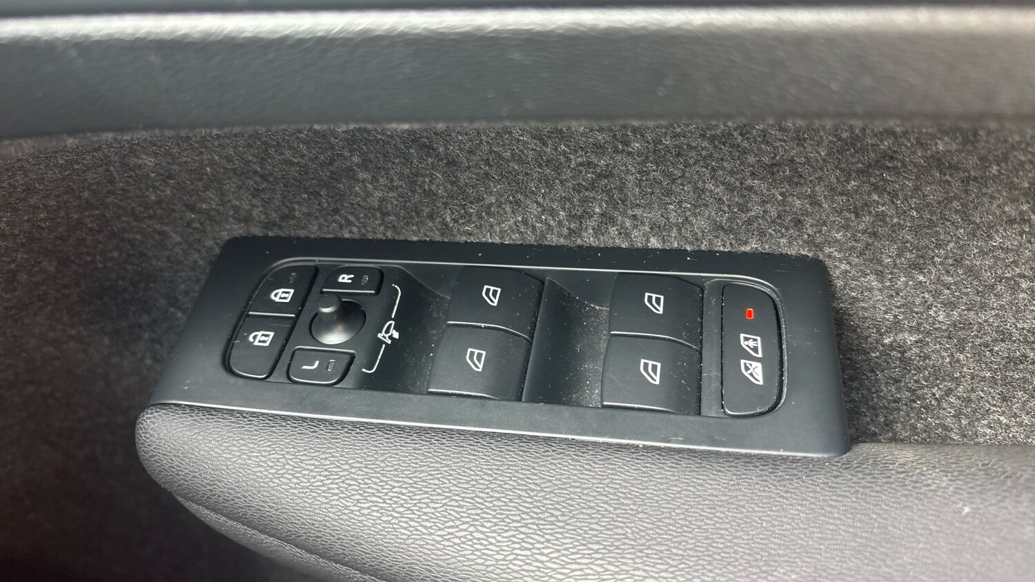 Used Volvo XC40 2023 for sale - 76181888: Photo 65