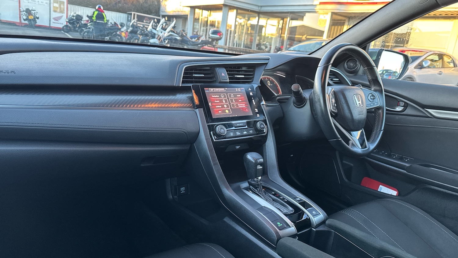 Used Honda Civic 2018 for sale - 76792880: Photo 2