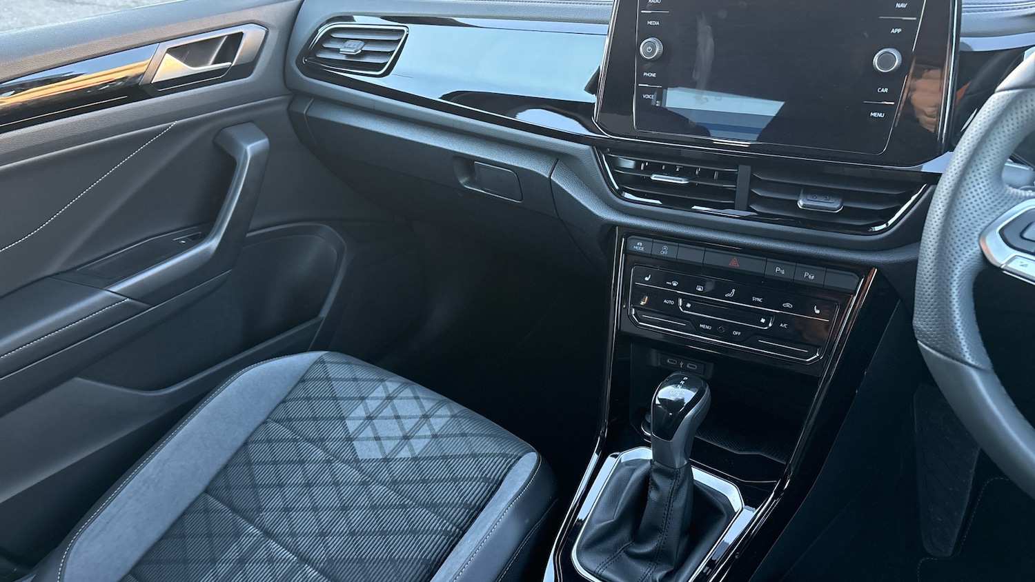 Used Volkswagen T-Roc 2025 for sale - 76860209: Photo 14