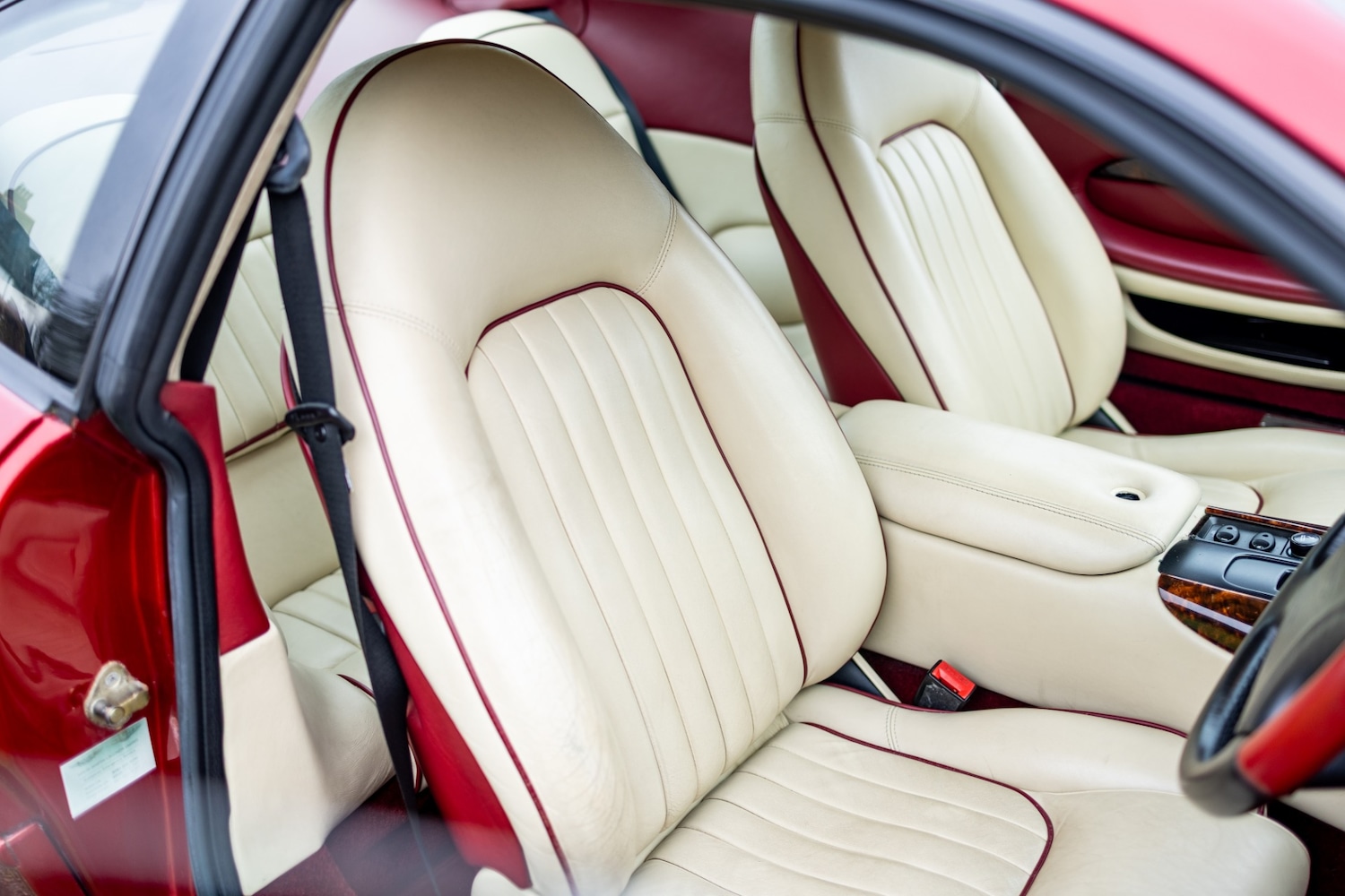 Used Aston Martin DB7 1996 for sale - 77431679: Photo 22