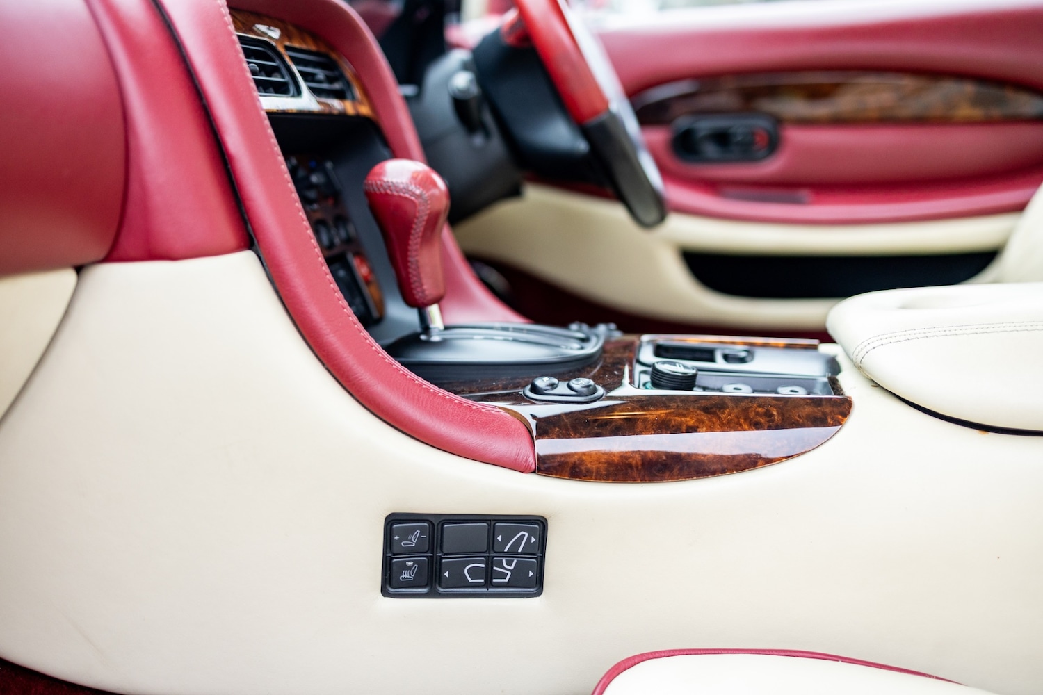 Used Aston Martin DB7 1996 for sale - 77431679: Photo 29