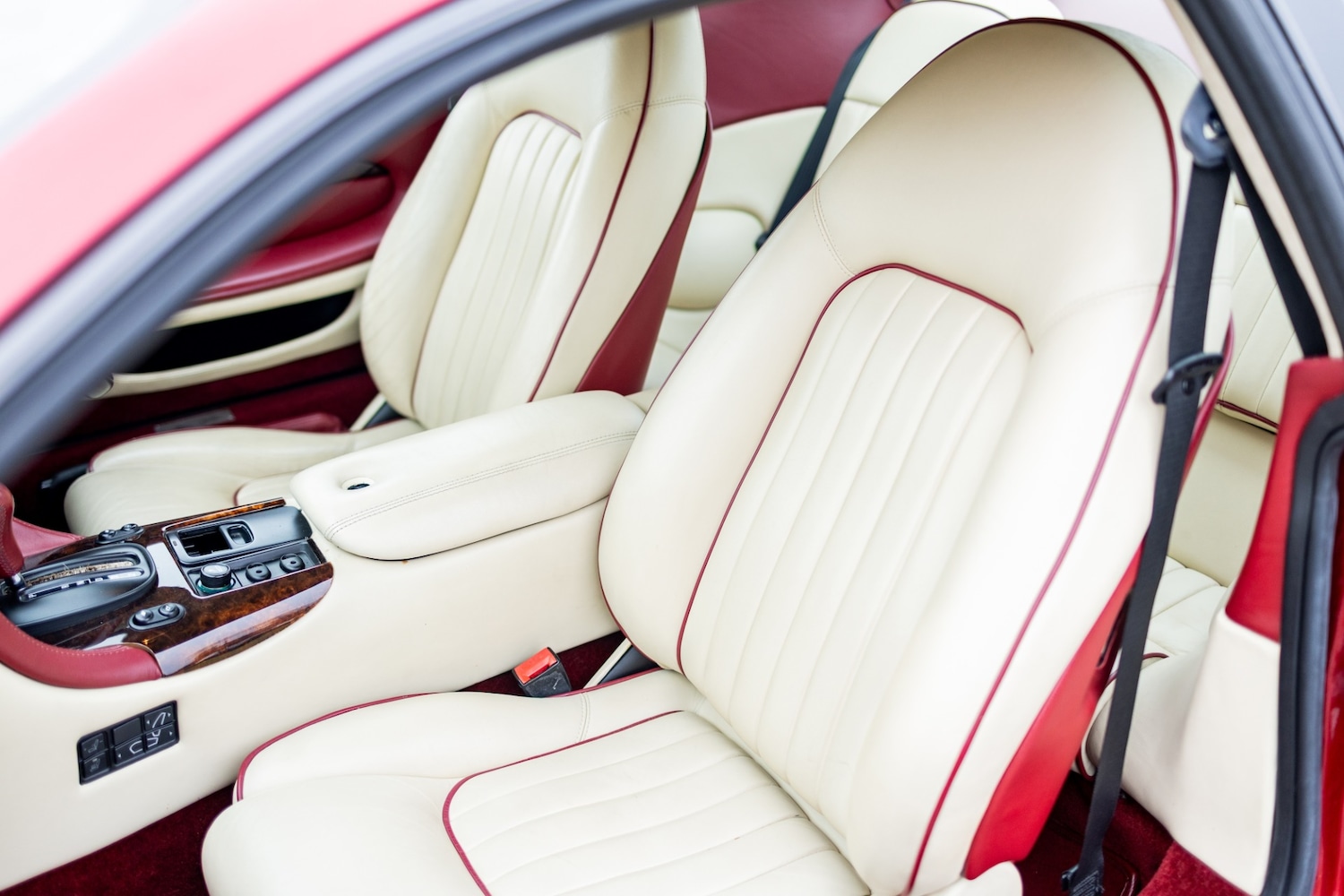 Used Aston Martin DB7 1996 for sale - 77431679: Photo 34