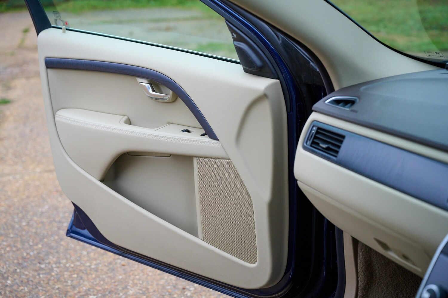 Used Volvo XC70 2012 for sale - 77542558: Photo 49