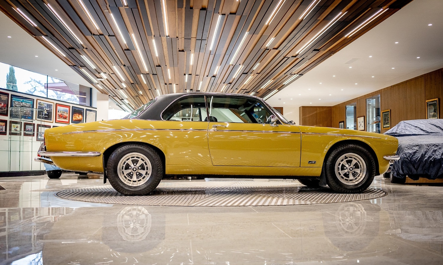 Used Jaguar XJ 1975 for sale - 77446888: Photo 2