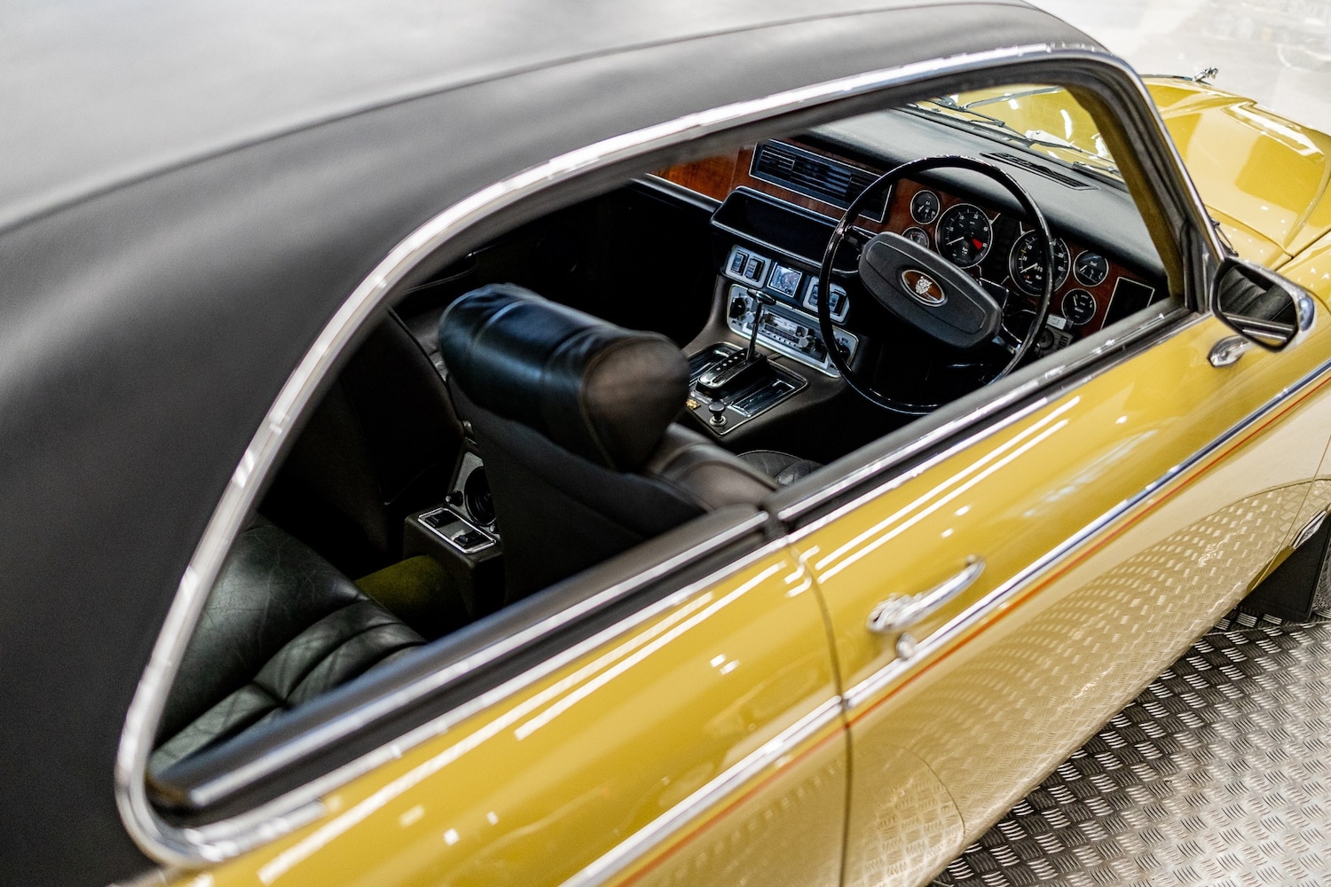 Used Jaguar XJ 1975 for sale - 77446888: Photo 32