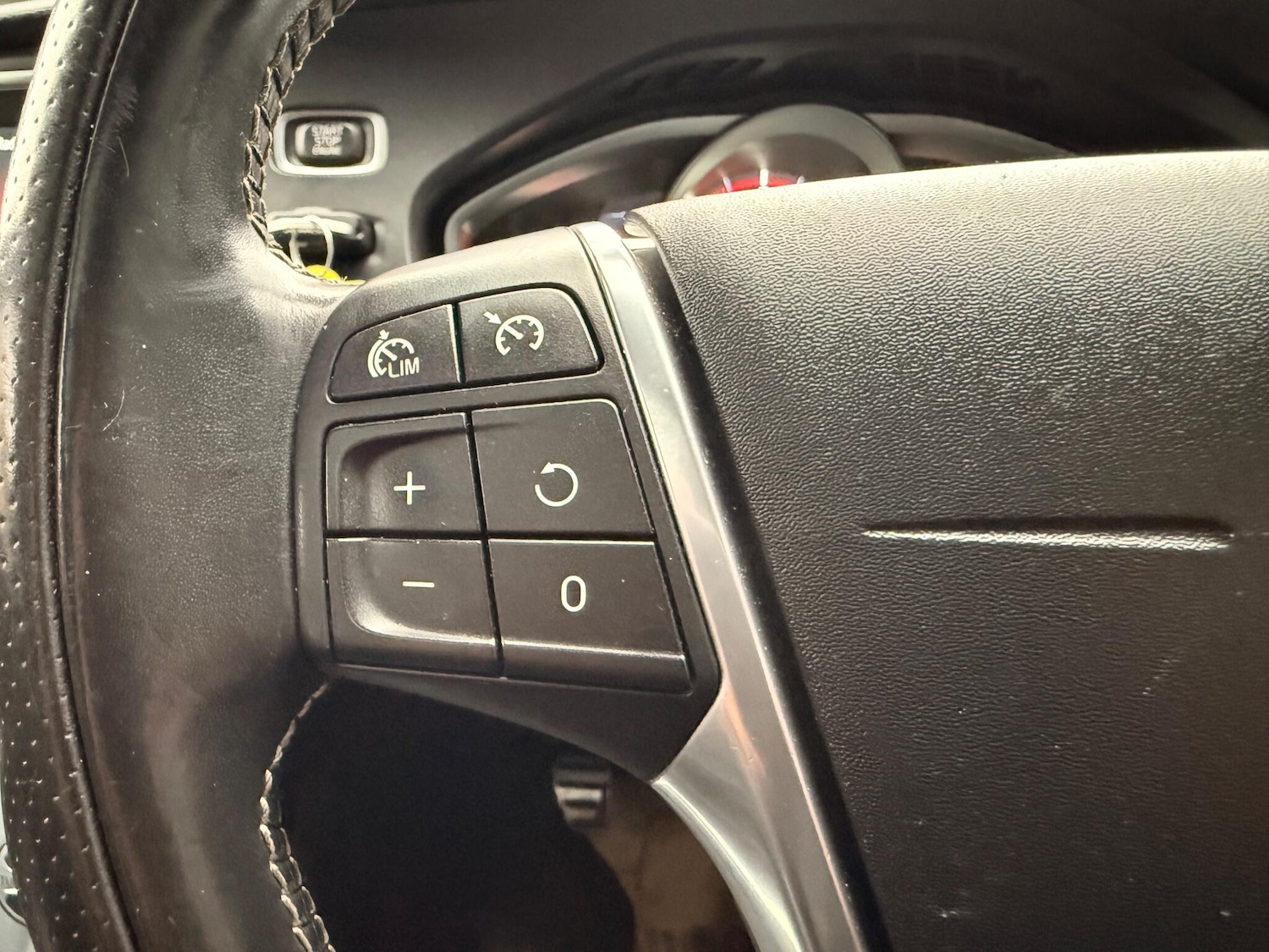 Used Volvo V40 2015 for sale - 76887016: Photo 28